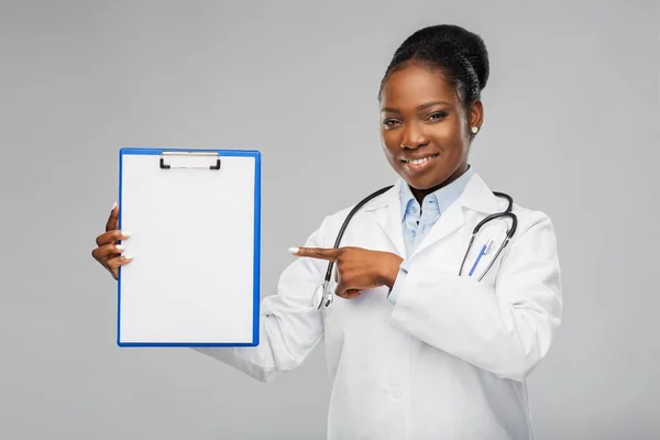 带剪贴板的非洲裔美国女医生 — 图库照片