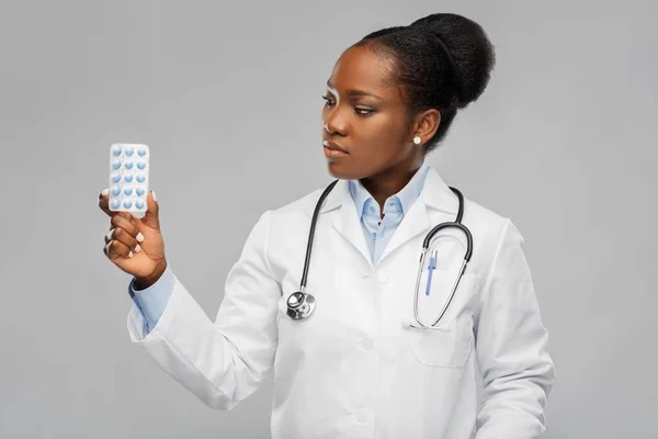持有药丸的非洲裔美国女医生 — 图库照片