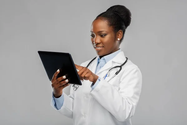 Африканская американская женщина-врач с планшетным ПК — стоковое фото