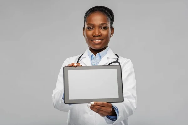 Medico donna afro-americana con tablet pc — Foto Stock