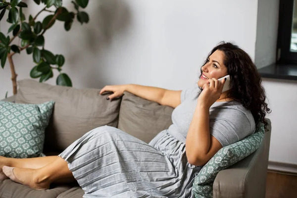 Heureuse jeune femme appelant sur smartphone à la maison — Photo