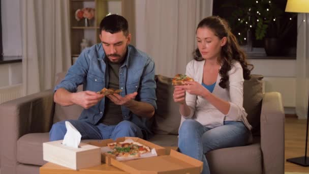 Szczęśliwa para je pizzę na wynos w domu — Wideo stockowe