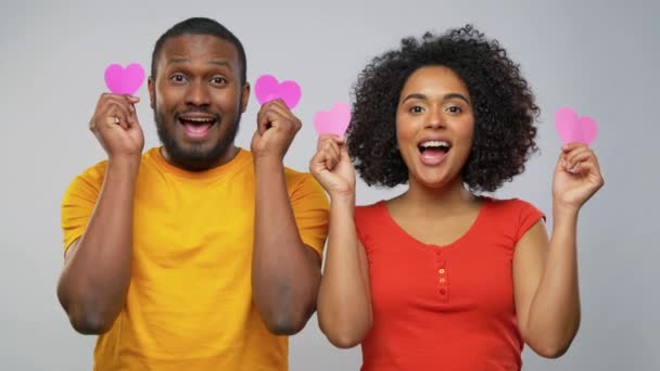 Щаслива афроамериканська пара з серцями — стокове відео