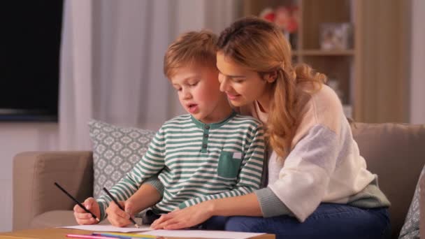 Madre e hijo con lápices dibujando en casa — Vídeo de stock