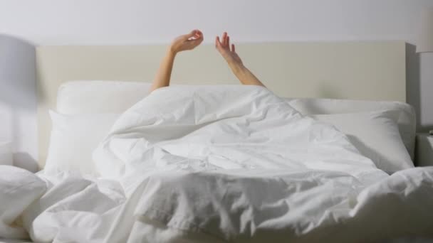 Manos de mujer despertando en la cama en casa — Vídeos de Stock