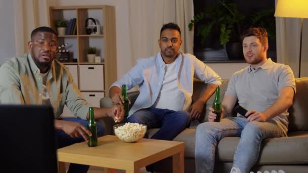 Felizes amigos do sexo masculino com cerveja assistindo tv em casa — Vídeo de Stock