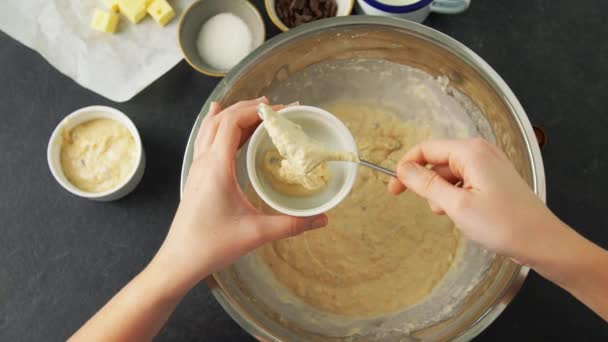 Mãos enchendo moldes de muffin com massa — Vídeo de Stock