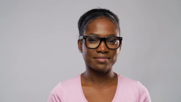 Portrét afroamerické ženy v brýlích — Stock video