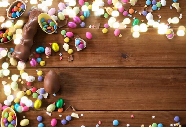 Choklad ägg, påsk kanin och godis på trä — Stockfoto
