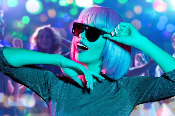 Woman in wig and sunglasses dancing at nightclub — 스톡 사진