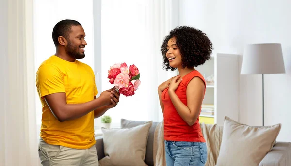 Ευτυχισμένο ζευγάρι Αφροαμερικανών με λουλούδια — Φωτογραφία Αρχείου