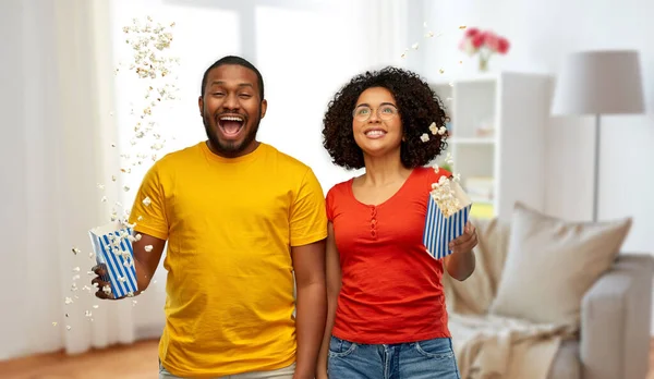 Lycklig afrikansk amerikansk par med popcorn — Stockfoto