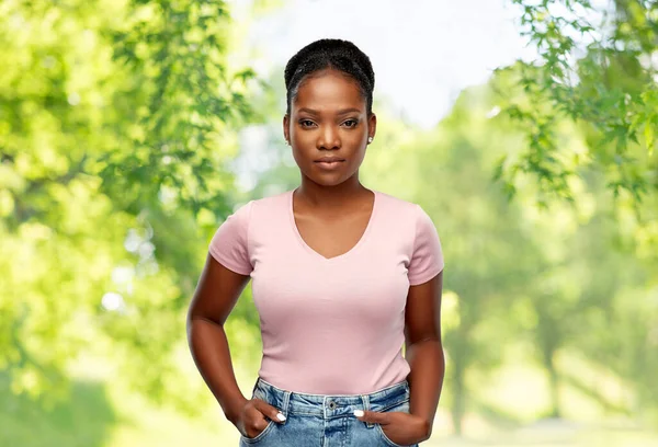 Afrikanische Amerikanerin über natürlichen Hintergrund — Stockfoto