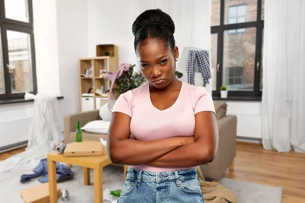 Irritado Africano americano mulher mais sujo quarto — Fotografia de Stock