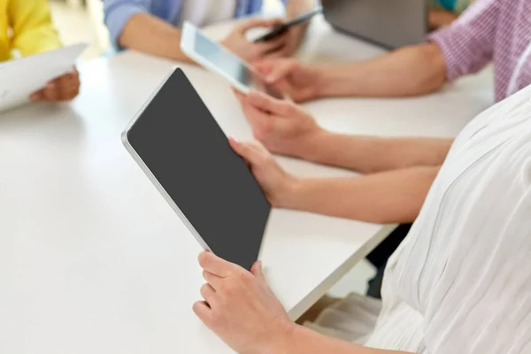 Groep van middelbare scholieren met tablet pc — Stockfoto