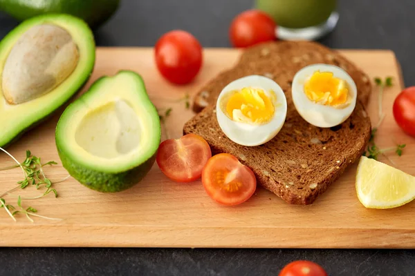 Toast bread with eggs, cherry tomatoes and avocado — 图库照片