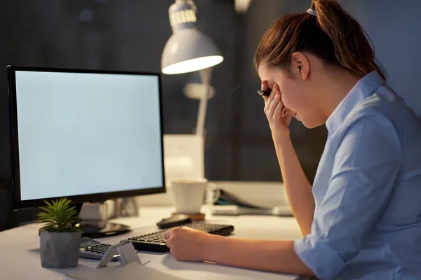 Mulher de negócios estressada com computador à noite — Fotografia de Stock