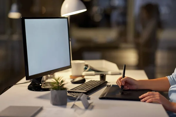 Дизайнер с компьютером и планшетом ручки в офисе — стоковое фото