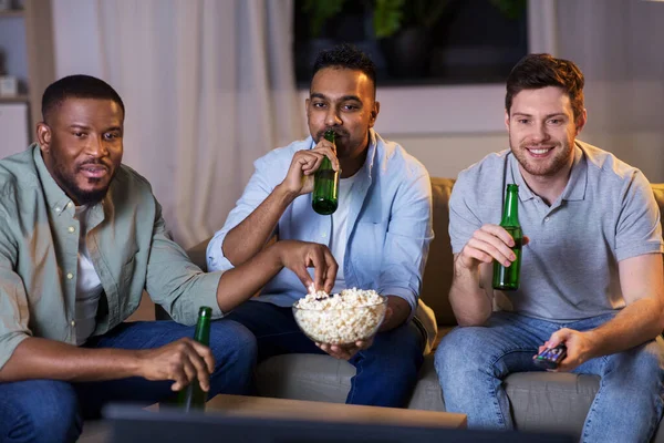 Glückliche männliche Freunde mit Bier vor dem Fernseher zu Hause — Stockfoto