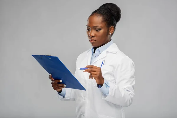 Африканская американская женщина-врач с планшетом — стоковое фото