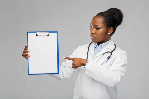 Africano americano médico femenino con portapapeles —  Fotos de Stock