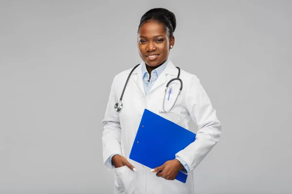 Šťastný afrických žen doktor s schránky — Stock fotografie