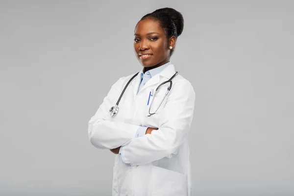 청진기를 가진 아프리카계 미국 여성 의사 — 스톡 사진