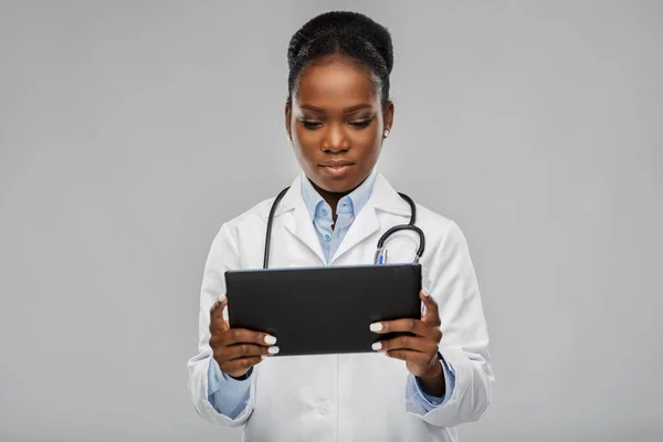 有平板电脑的非洲裔美国女医生 — 图库照片