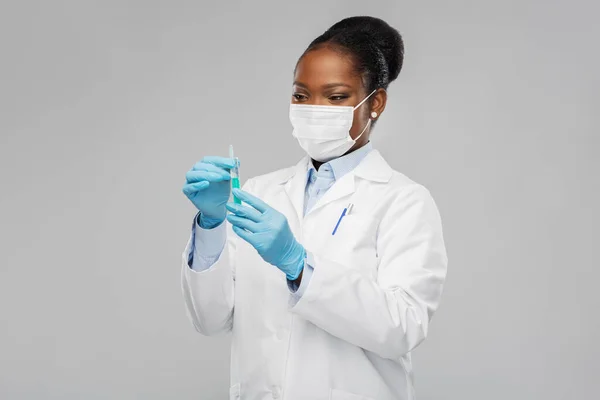 Mujer afroamericana doctora con jeringa —  Fotos de Stock