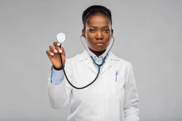 Afrikansk amerikansk kvinnlig läkare med stetoskop — Stockfoto