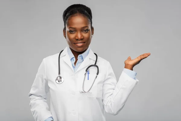 聴診器を装着したアフリカ系アメリカ人女性医師 — ストック写真