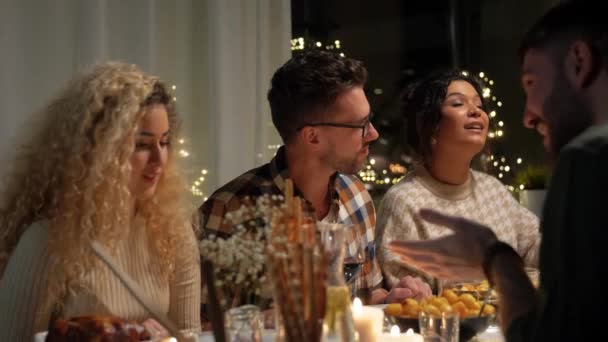 Amigos felices teniendo la cena de Navidad en casa — Vídeo de stock