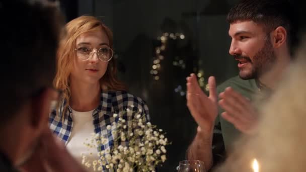 Amigos felices teniendo la cena de Navidad en casa — Vídeos de Stock