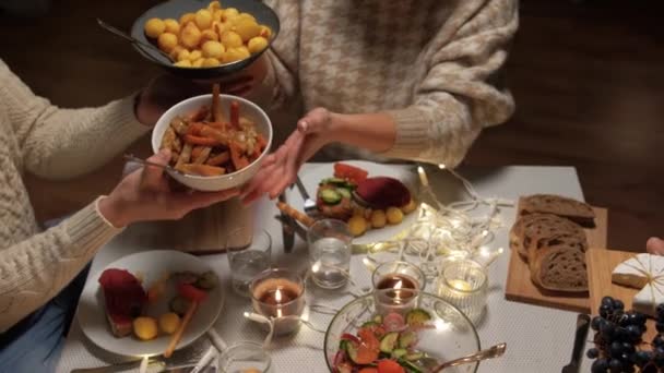 Amigos felices teniendo la cena de Navidad en casa — Vídeo de stock