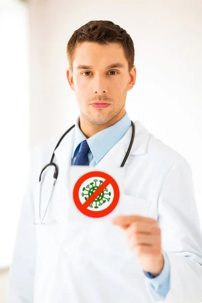 Male doctor holding coronavirus sign — ストック写真