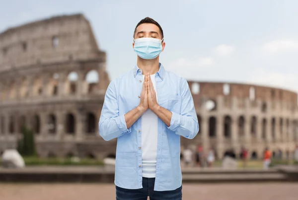 Praying man wearing medical mask in italy — Zdjęcie stockowe