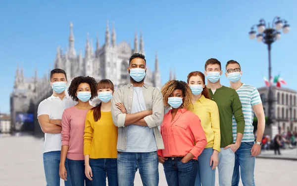 Personer som bär skyddande medicinsk mask i Italien — Stockfoto