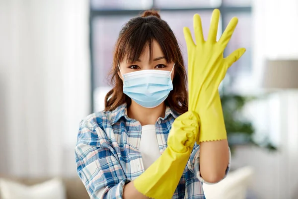 Asian woman in protective mask and rubber gloves — Stockfoto