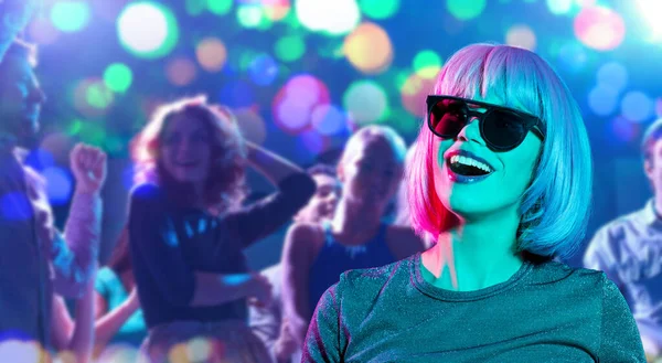 Mujer feliz en peluca rosa y gafas de sol en la fiesta — Foto de Stock