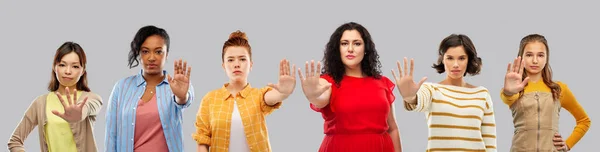 Група різних жінок роблять зупиняючий жест — стокове фото