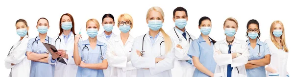 Врачи и медсестры в защитных медицинских масках — стоковое фото