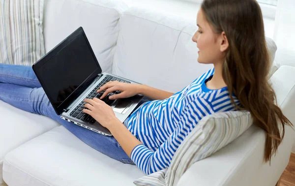 Közelről tinédzser lány gépelés laptop otthon — Stock Fotó