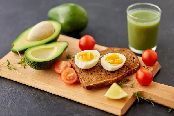 Toast bread with eggs, cherry tomatoes and avocado — 图库照片