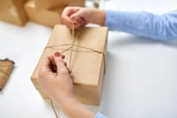 Hände packen Pakete und binden Seile bei der Post — Stockfoto
