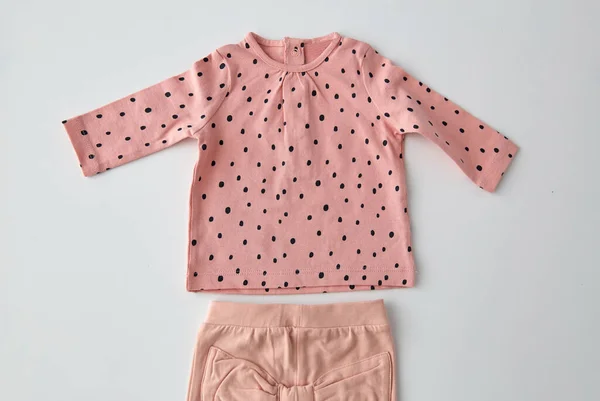 Rosa skjorta och byxor för baby flicka över vit — Stockfoto