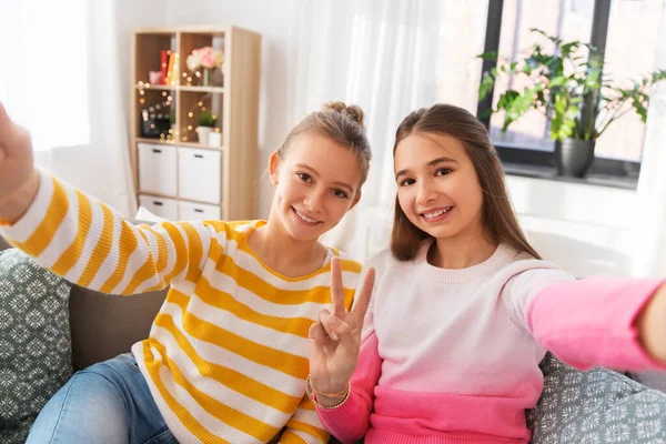 Meninas adolescentes felizes tomando selfie em casa — Fotografia de Stock