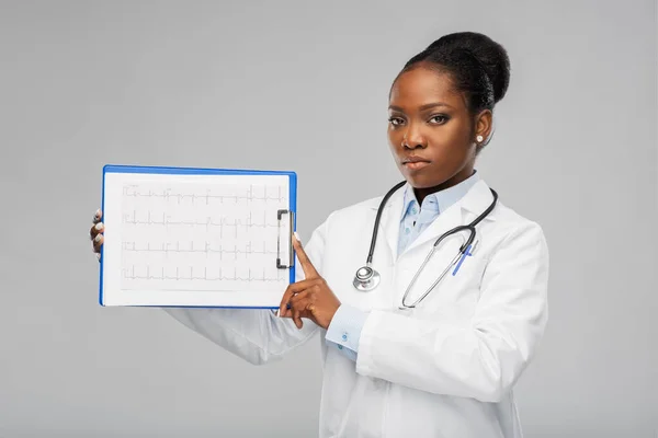 Afrikanisch-amerikanische Ärztin mit Kardiogramm — Stockfoto