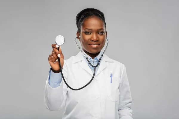 Афроамериканська жінка-лікар зі стетоскопом — стокове фото