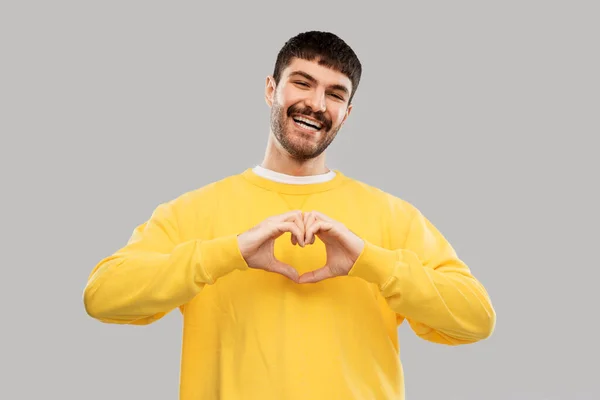 Joven sonriente con sudadera amarilla — Foto de Stock