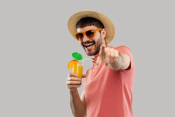 Heureux homme en chapeau de paille avec jus d'orange cocktail — Photo